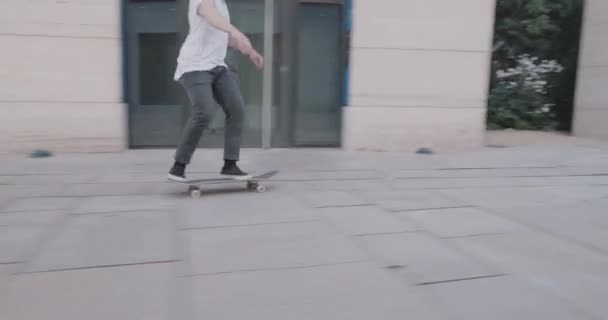 Skateboarder Saltar Ollie Truco Abajo Escaleras Super Cámara Lenta Edificios — Vídeo de stock