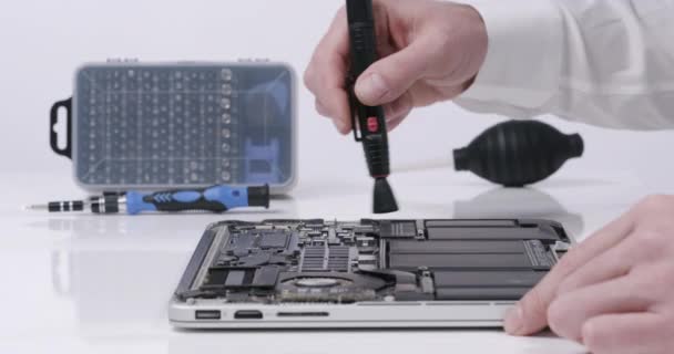 Servicearbeiter Repariert Reinigungsstaub Laptop Motherboard Kühler Mit Bürste Weiß Eingemauerten — Stockvideo