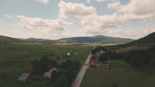 belle vue panoramique aérienne du petit village et de la route vers le parc national de l'UNESCO lacs de Plitvice en Croatie 