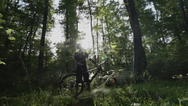 Ποδηλάτης Βουνού Στέκεται Στο Δάσος Επικό Ηλιοβασίλεμα Και Αργή Κίνηση — Αρχείο Βίντεο