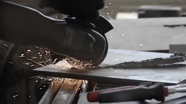 Trabalhando Com Moedor Campo Produção Conceito Oficina Industrial — Vídeo de Stock