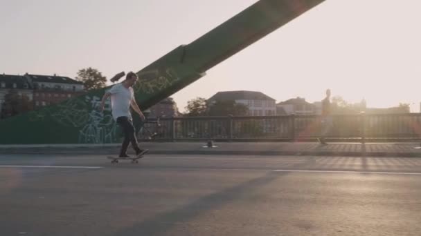 Skateboarder Pushing Bridge Front Frankfurt Skyline Skyscrapers Sunset — стоковое видео