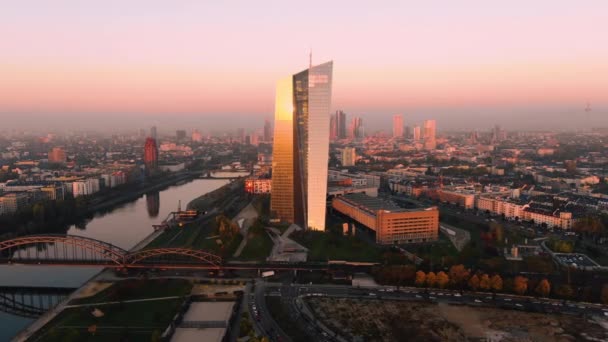 Frankfurt Ecb Skyline Antenn Skott Vid Tidig Soluppgång Reflekterande Sol — Stockvideo