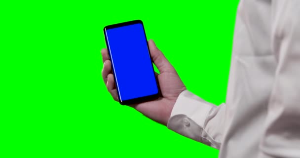 Muž Bílé Košili Drží Smartphone Modrým Chroma Klíčem Zelené Obrazovce — Stock video