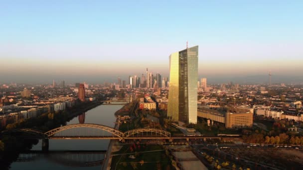 Frankfurt Ecb Skyline Antenn Skott Vid Tidig Soluppgång Reflekterande Sol — Stockvideo