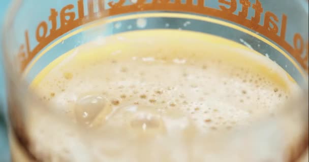 Lanzando Trozo Azúcar Vaso Café Cámara Lenta — Vídeo de stock