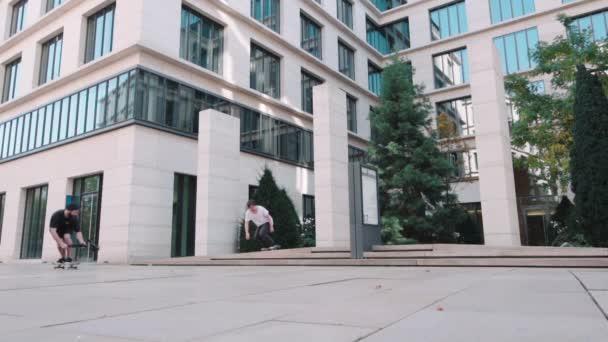 Skateboarder Conseguir Filmado Con Gimbal Saltar Ollie Truco Abajo Escaleras — Vídeos de Stock