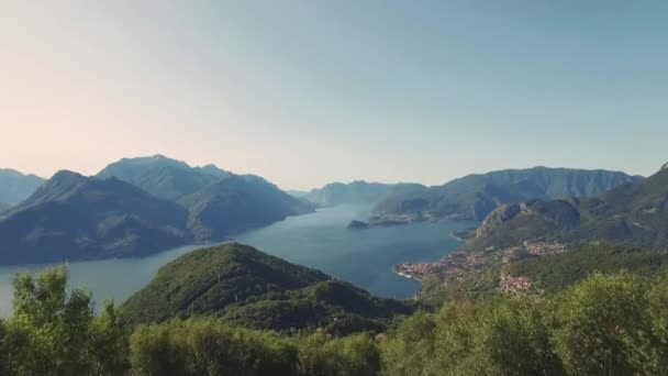 Bella Aerea Panoramica Sul Lago Como Montagne Con Cielo Azzurro — Video Stock