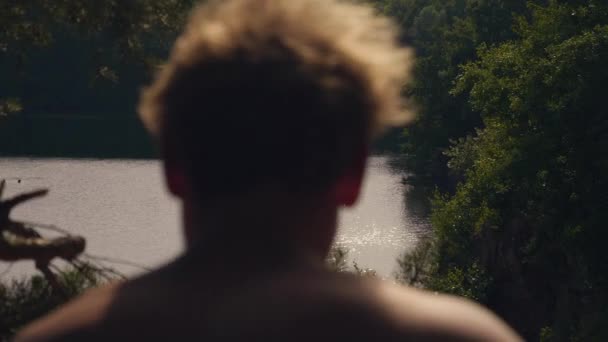 Vista Traseira Homem Feliz Olhando Lago Natureza — Vídeo de Stock
