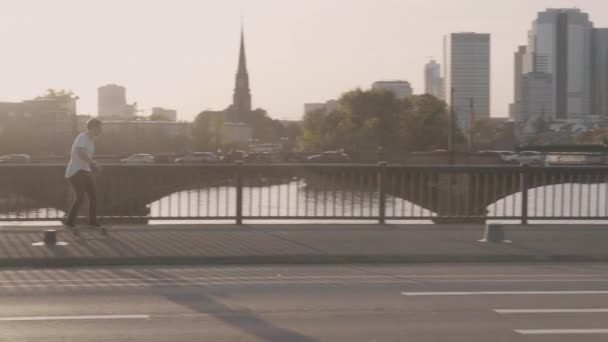 Skateboarder Schiebt Auf Brücke Vor Frankfurter Skyline Wolkenkratzern Sonnenuntergang — Stockvideo