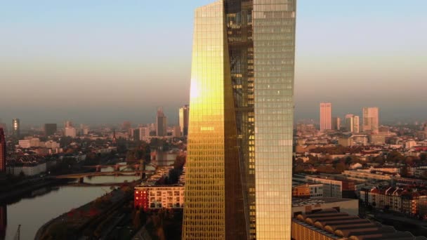Frankfurt Ecb Skyline Luchtfoto Bij Zonsopgang Reflecterende Zon — Stockvideo