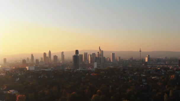 Filmbeelden Van Frankfurt Skyline Tijdens Zonsondergang Panoramisch Uitzicht — Stockvideo