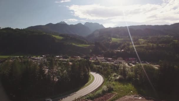 Vista Aérea Del Río Del Pueblo Austria Paisaje Rodeado Montañas — Vídeo de stock