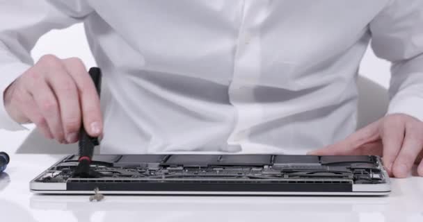 Service Worker Επισκευή Σκόνη Laptop Motherboard Circuit Cooler Πινέλο Λευκό — Αρχείο Βίντεο