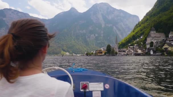 Jovem Mulher Equitação Barco Desfrutando Vista Famosa Aldeia Hallstatt Montanha — Vídeo de Stock