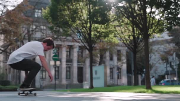 Скейтбордист Делает Флип Трюк Супер Медленном Движении Центре Города Отражая — стоковое видео