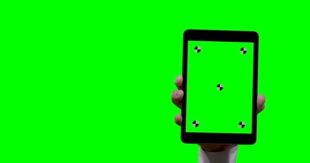 Man Hand Holding Tablet Met Groen Scherm Voorgrond Achtergrond Tracking — Stockvideo