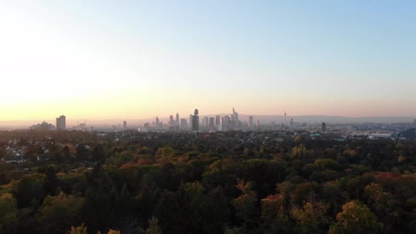 Imágenes Aéreas Cinematográficas Frankfurt Skyline Durante Atardecer Vista Panorámica — Vídeos de Stock