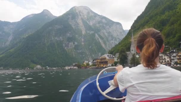 Jovem Mulher Senta Barco Famosa Aldeia Hallstatt Lago Montanha Câmera — Vídeo de Stock