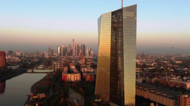 Frankfurt Ecb Skyline Antenn Skott Vid Tidig Soluppgång Reflekterande Sol — Stockvideo