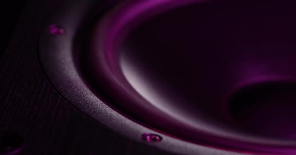 クローズアップビュー移動サブウーファー音楽スピーカー膜の色鮮やかな脈動光を振動 — ストック動画
