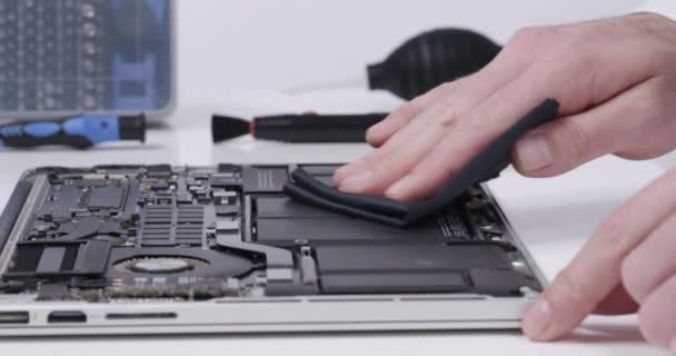 Servicearbetare Som Reparerar Rengöringsdamm Laptop Moderkort Kretskort Kylare Med Mikrofiberduk — Stockvideo