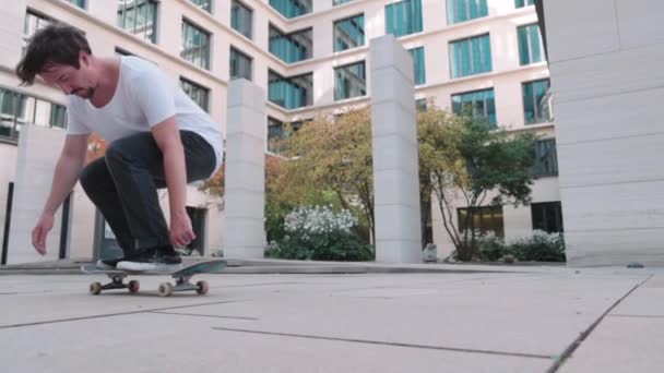 Skateboarder Haciendo Flip Trick Cámara Súper Lenta Edificios Negocios — Vídeo de stock