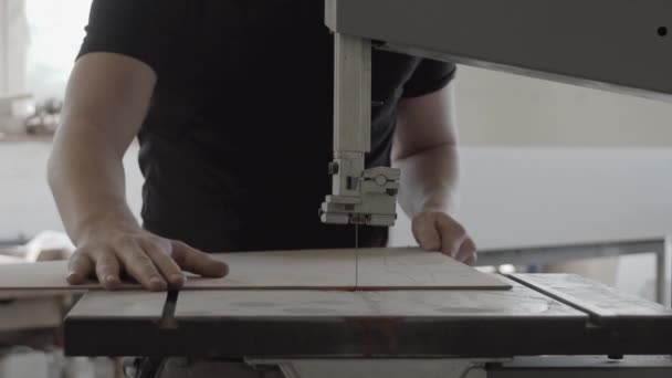 Primer Plano Hombre Cortando Madera Con Rompecabezas Taller Industrial — Vídeos de Stock