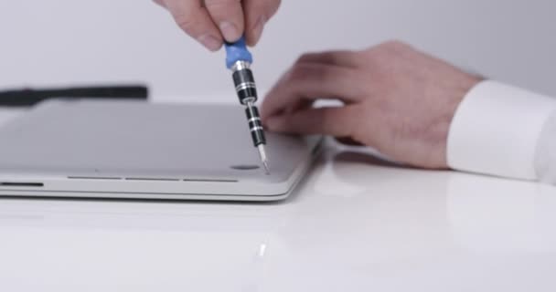 Служащий Ремонта Ноутбука Магнитной Отверткой Инструмент Белой Стеной Лаборатории — стоковое видео