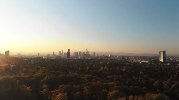 Imágenes Aéreas Cinematográficas Frankfurt Skyline Durante Atardecer Vista Panorámica — Vídeos de Stock