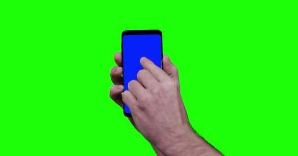 Man Hand Holding Smartphone Met Blauwe Chroma Toets Groen Scherm — Stockvideo