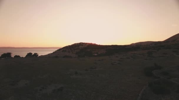 空の景色 美しい小さな入り江と山々とクルックアイランドクロアチアの海の海岸での日没 — ストック動画
