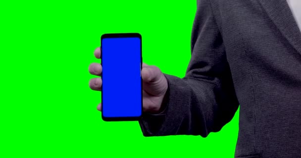 Férfi Öltöny Gazdaság Okostelefon Kamerába Kék Chroma Kulcs Zöld Képernyő — Stock videók