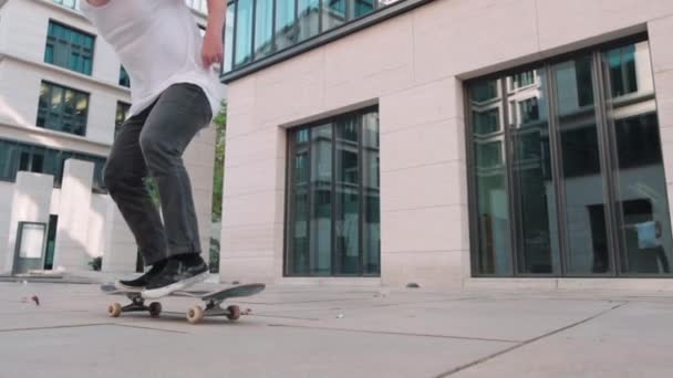 Skateboarder Κάνει Flip Trick Σούπερ Αργή Κίνηση Κτίρια Επιχειρήσεων — Αρχείο Βίντεο