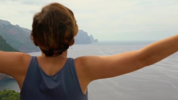 Close Vista Alegre Jovem Mulher Borda Levantando Mãos Fundo Mar — Vídeo de Stock