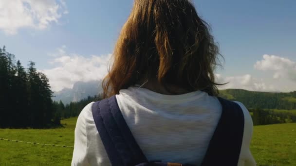 Австрия Молодая Женщина Прогуливающаяся Горам Красивый Пейзаж Медленное Движение — стоковое видео
