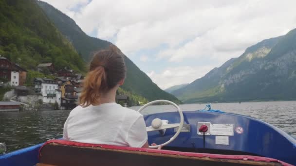 Jovem Mulher Senta Barco Famosa Aldeia Hallstatt Lago Montanha — Vídeo de Stock