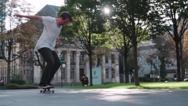 Skateboarder Haciendo Flip Trick Cámara Súper Lenta Centro Ciudad Reflejando — Vídeos de Stock