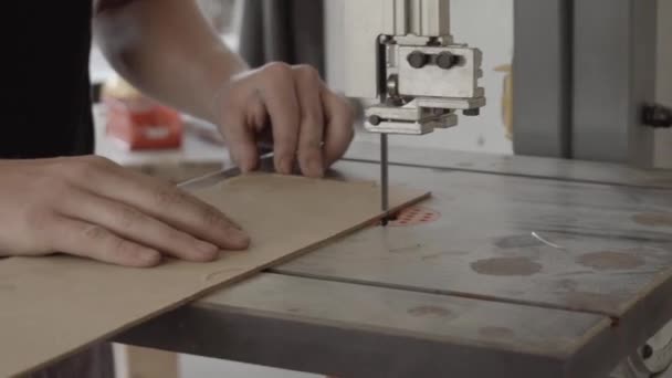 Primer Plano Hombre Cortando Madera Con Rompecabezas Taller Industrial — Vídeos de Stock