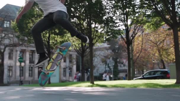 Skatista Falha Fazendo Flip Trick Super Câmera Lenta Centro Cidade — Vídeo de Stock