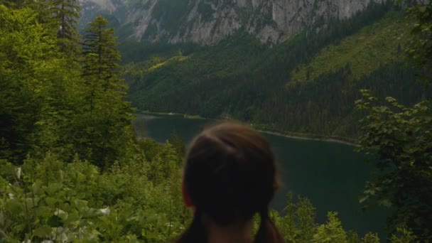 Gosausee Áustria Jovem Mulher Senta Banco Olhando Para Belas Montanhas — Vídeo de Stock