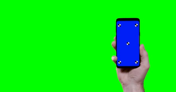 Man Hand Holding Smartphone Met Blauwe Chroma Key Tracking Points — Stockvideo