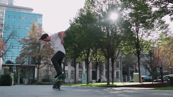 Skateboarder Haciendo Flip Trick Cámara Súper Lenta Centro Ciudad Reflejando — Vídeos de Stock