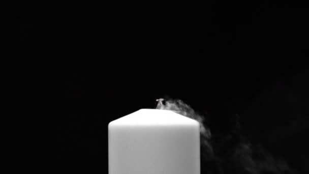 黑白相间 燃烧的蜡烛被吹灭了 缓缓地在黑色的背景上隔绝了 — 图库视频影像