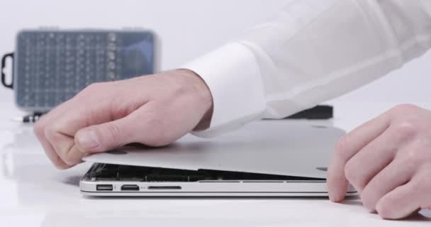 Étui d'ordinateur portable d'ouverture de travailleur de service dans un laboratoire à paroi blanche en 4k 