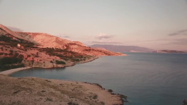 Flygfoto Solnedgång Vid Havet Kust Krk Kroatien Med Vacker Liten — Stockvideo