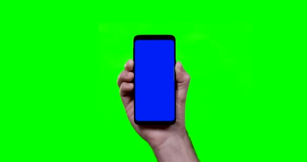 Άνθρωπος Χέρι Κρατώντας Smartphone Μπλε Chroma Κλειδί Και Πράσινη Οθόνη — Αρχείο Βίντεο