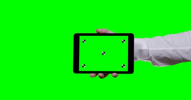 Человек Держит Планшет Вертикально Зеленым Экраном Переднем Плане Точками Отслеживания — стоковое видео