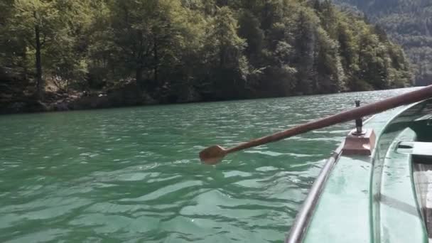 Rowing Old Wooden Boat Beautiful Mountains Landscape Hallstatt Lake Austria — Stock Video