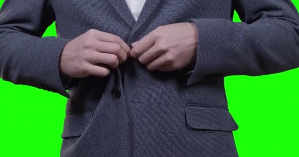 Vista Primer Plano Del Hombre Vistiendo Traje Pantalla Verde Fondo — Vídeo de stock